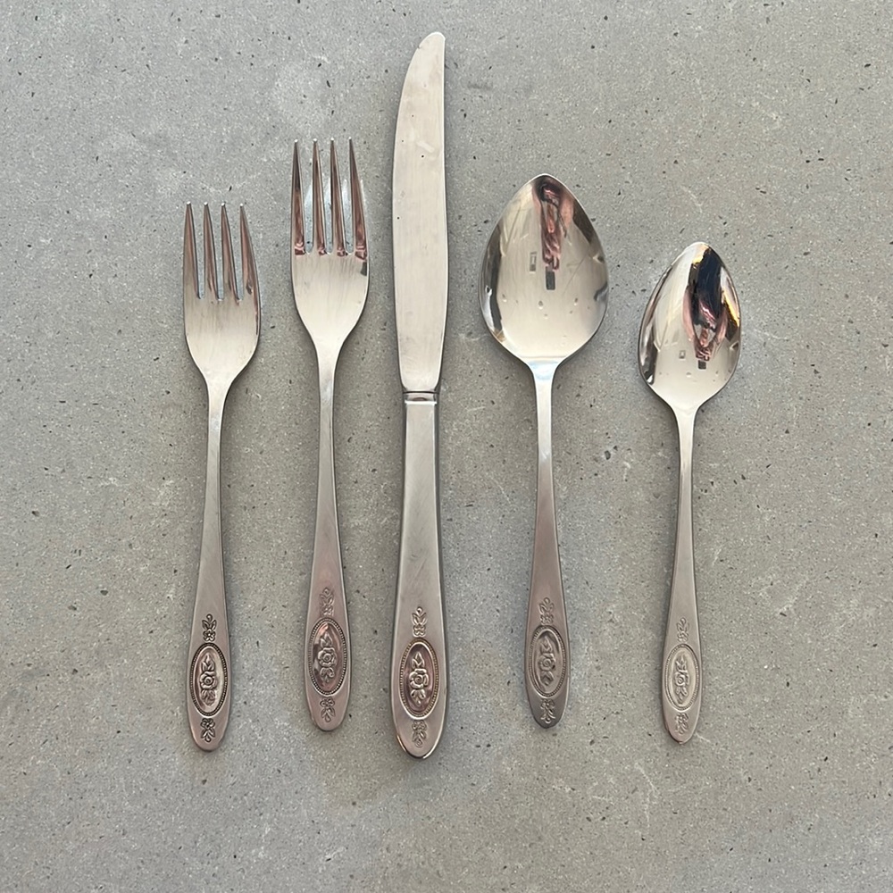 5 Piece Place setting of Oneida deluxe. Stainless Polonaise design
